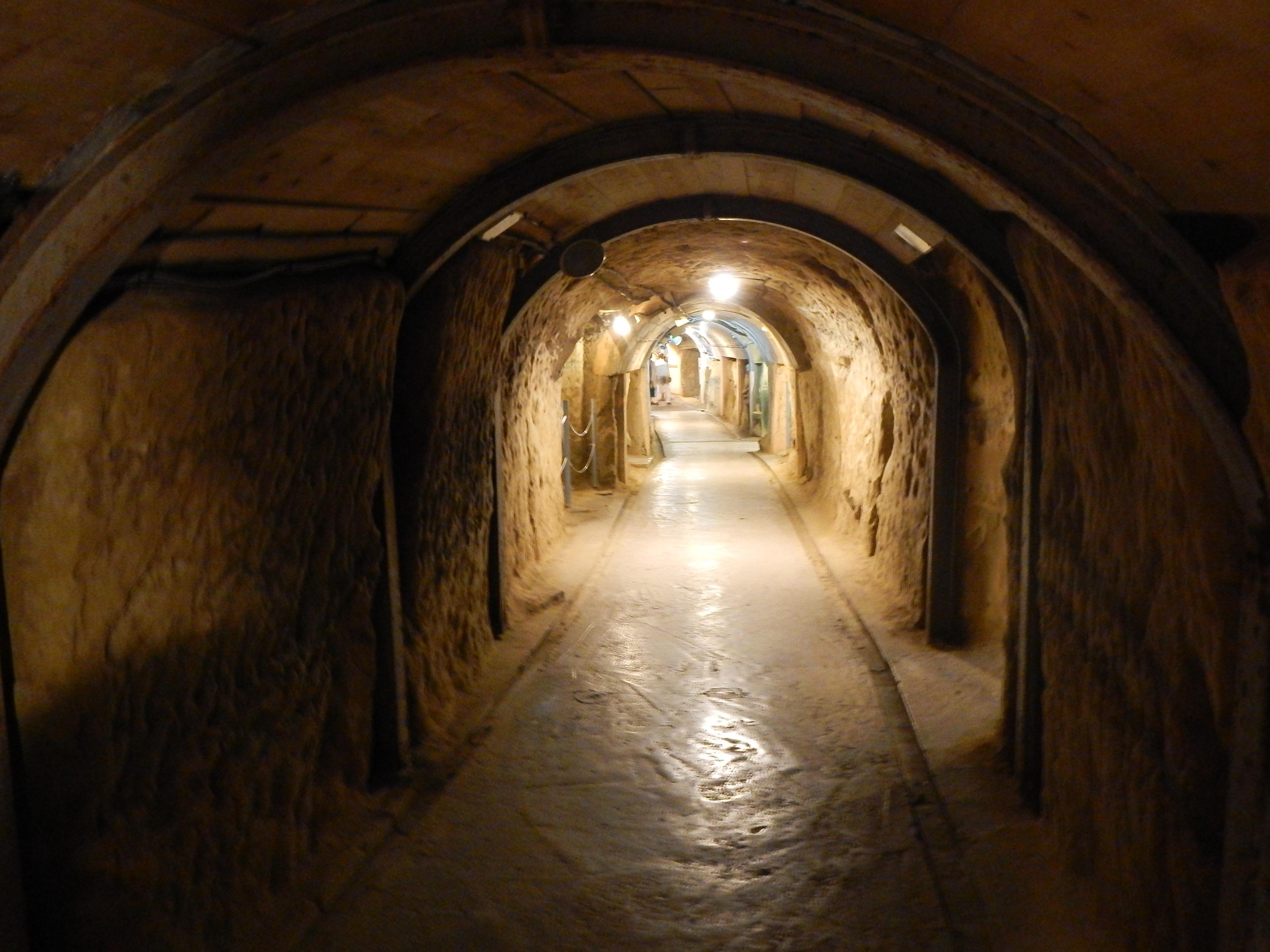 🪖 옛 해군 사령부 참호(큐카이군시레이부고)